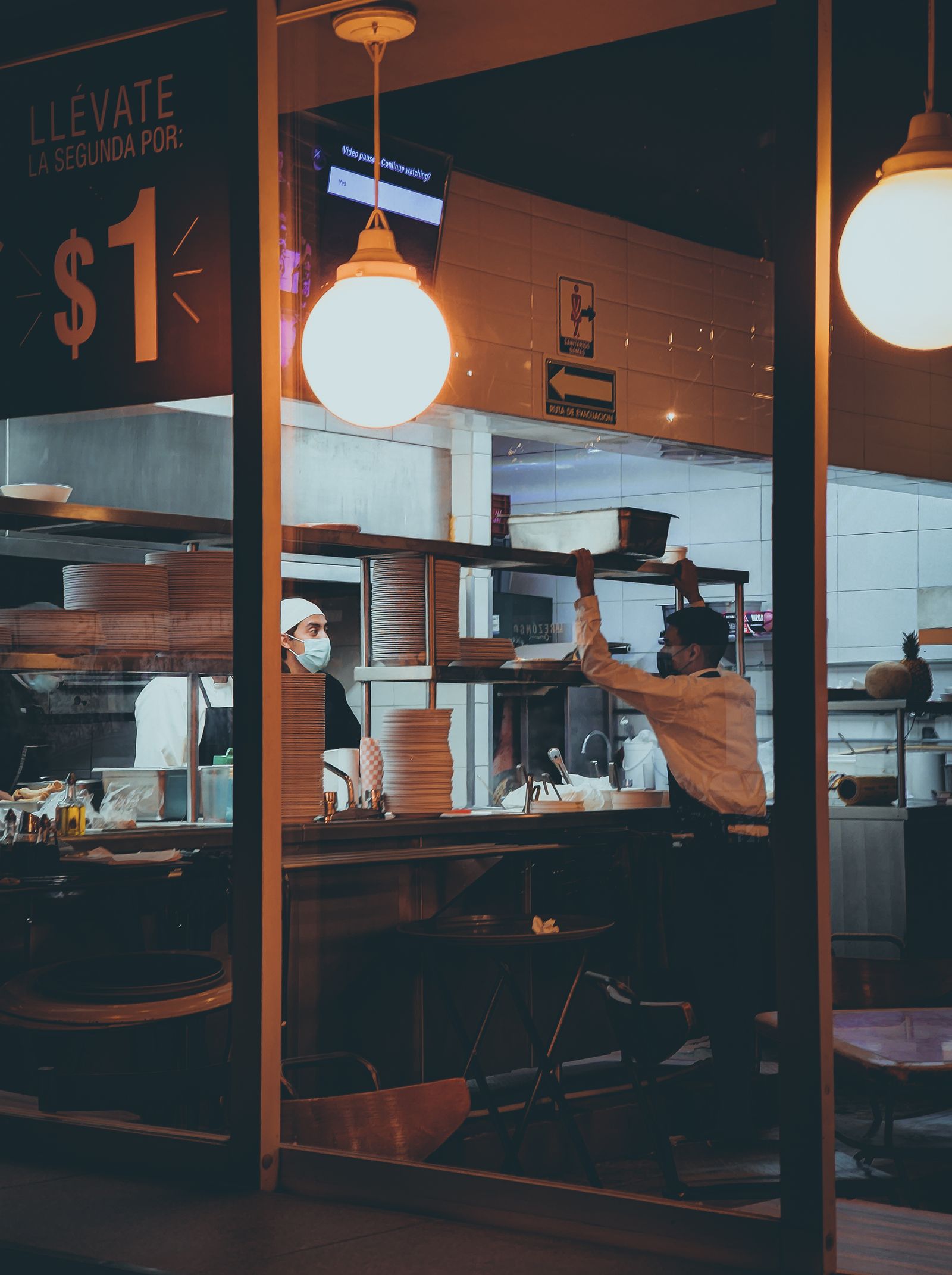 Tim restoran sedang bekerja