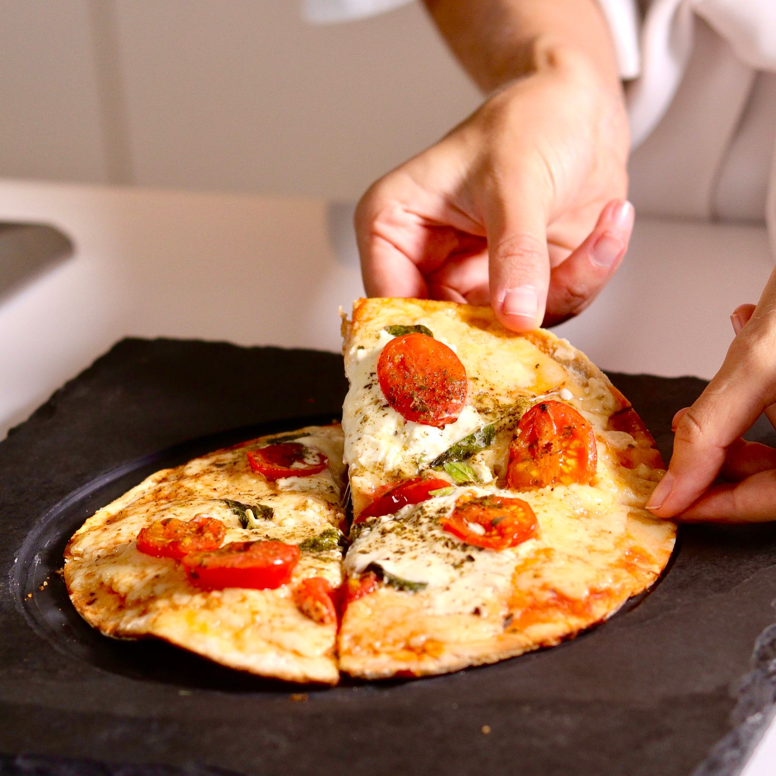 Menyajikan sepotong pizza