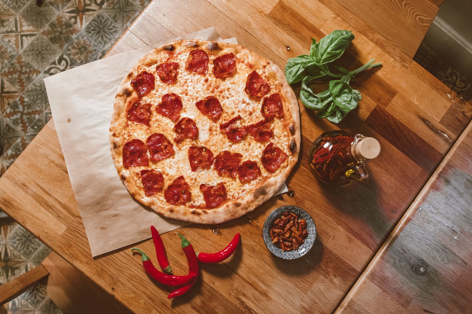 Menu pizza spesial DELLA di atas meja