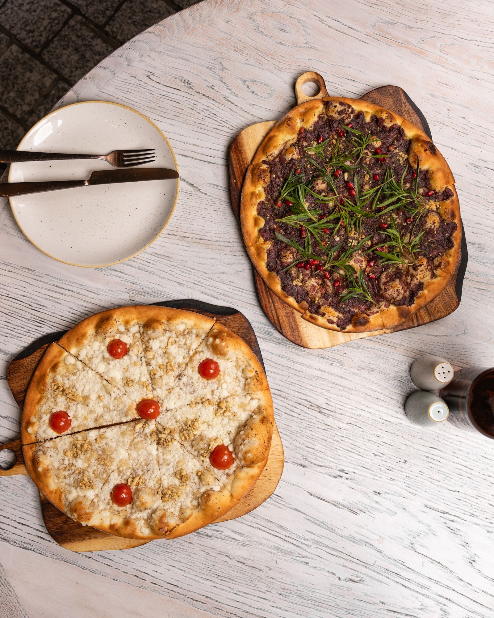 Dua pizza di atas meja
